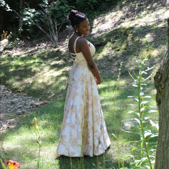 BEAUTIFUL PROM DRESS! GREAT DEAL - Picture 3 of 3